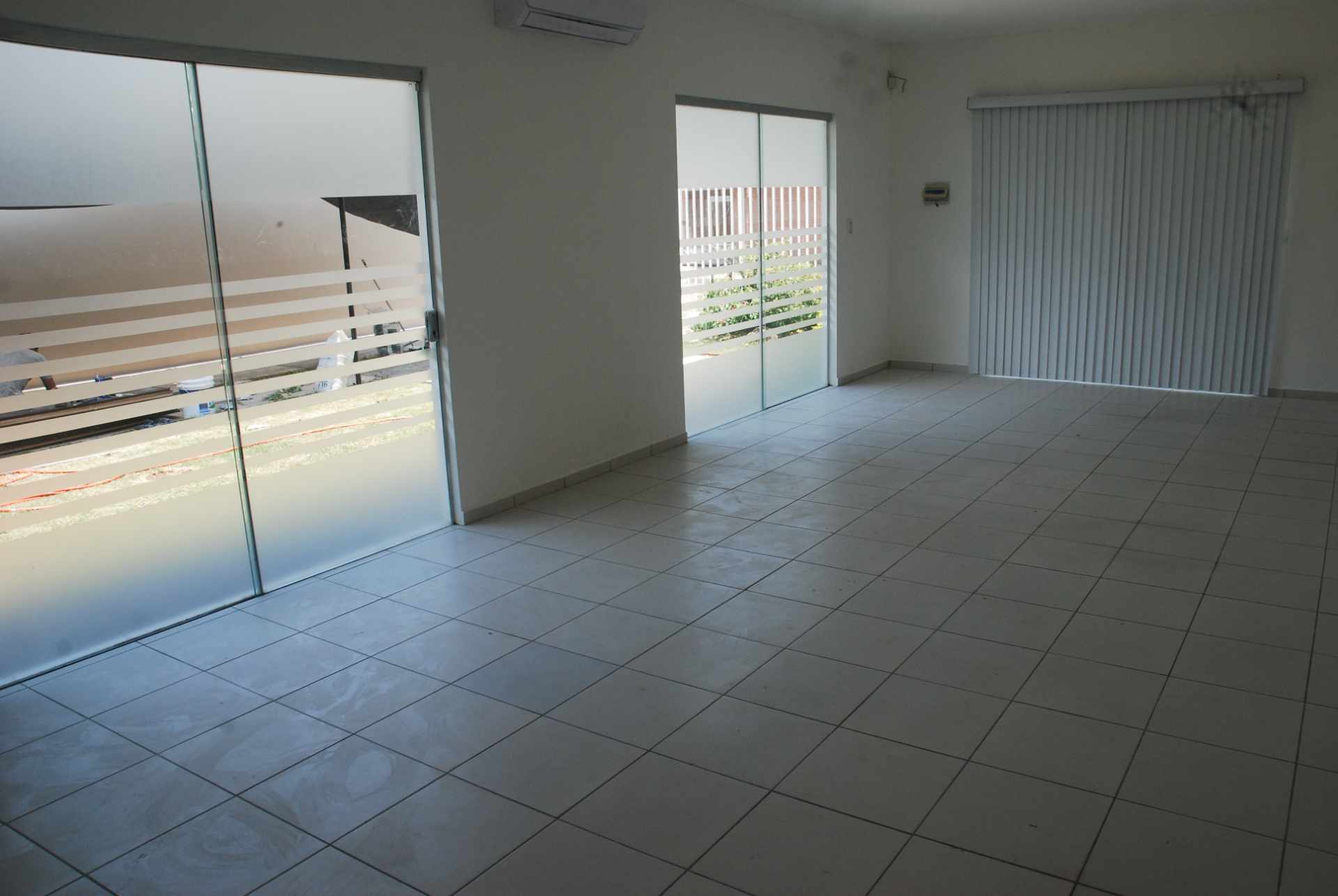 Oficina en AlquilerBarrio Villa  Brigida,  cerca Equipetrol Norte,  4to anillo y Mall Ventura. Foto 11