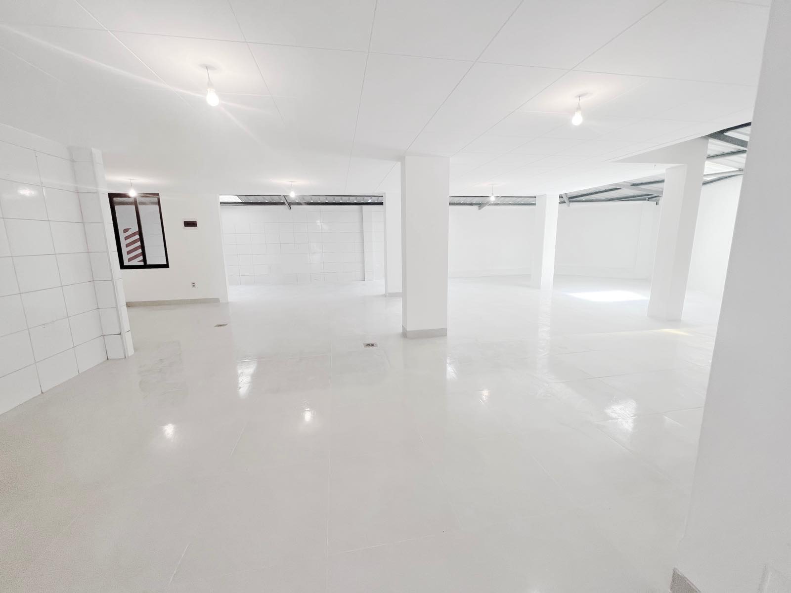 Local comercial en Miraflores en La Paz  2 baños  Foto 2