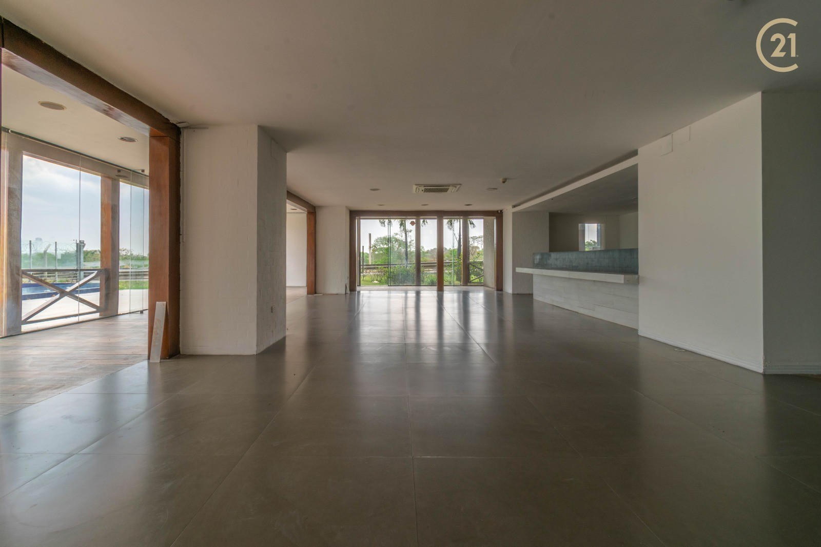 Local comercial en Urubó en Santa Cruz de la Sierra  3 baños  Foto 5