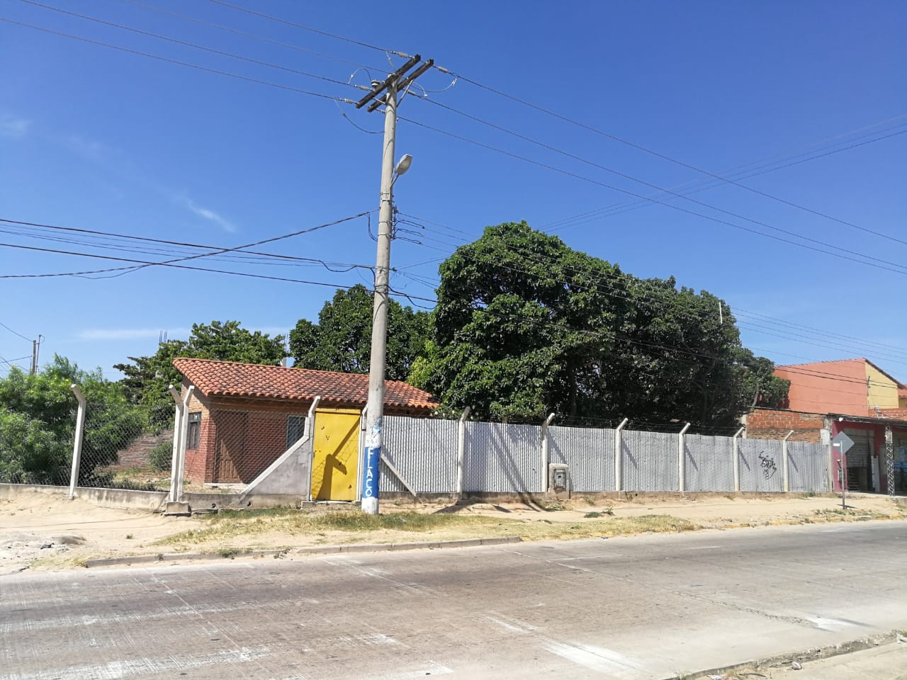 Terreno en VentaAVENIDA TRES PASOS AL FRENTE Y 7MO ANILLO    Foto 1