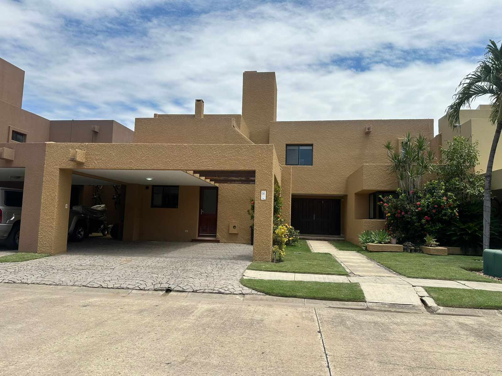 Casa en Entre 5to y 6to anillo Norte en Santa Cruz de la Sierra 4 dormitorios 6 baños 2 parqueos Foto 1