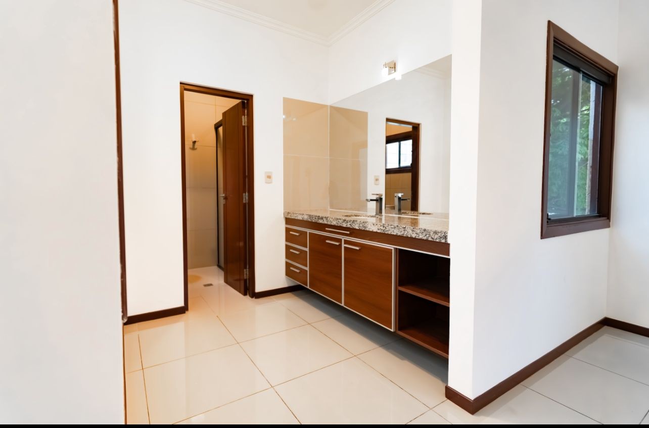 Casa en AlquilerAv. Busch, esquina 3er. anillo interno Foto 12