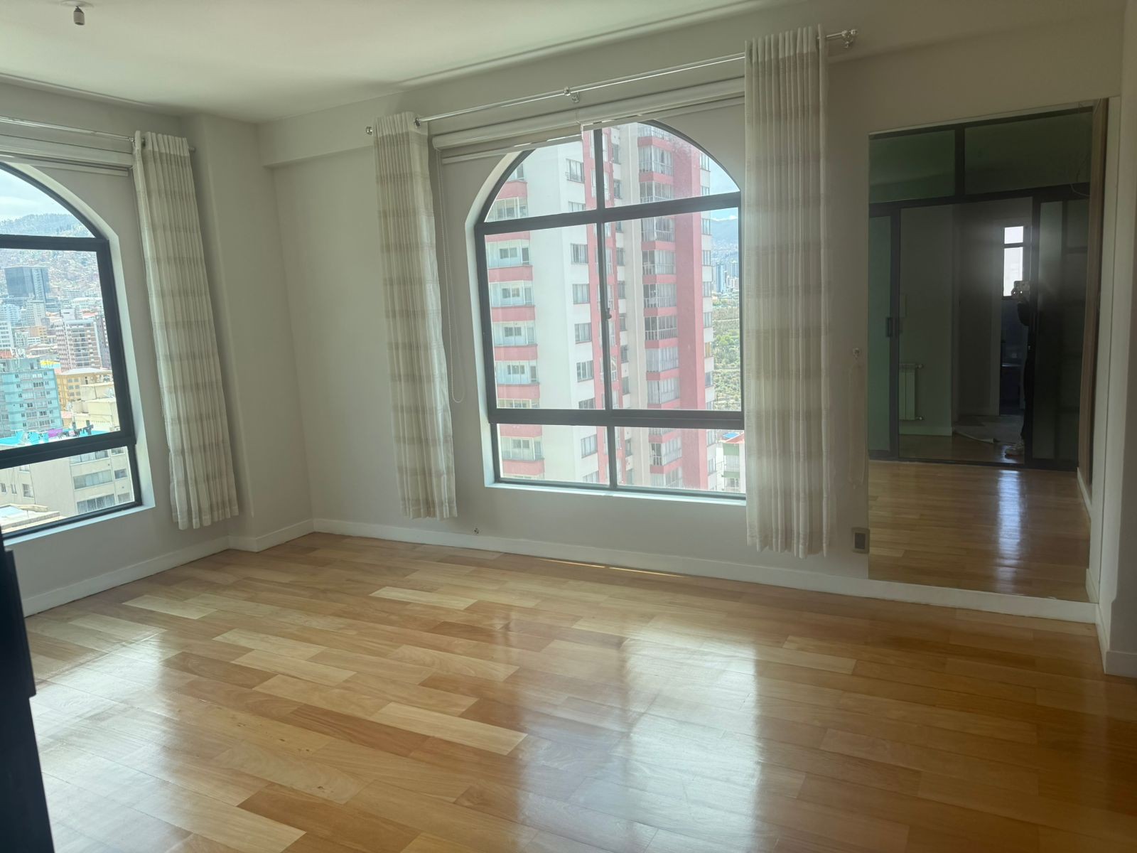 Departamento en VentaCalle Fernando Guachalla, entre 20 de octubre y 6 de agosto 3 dormitorios 2 baños 1 parqueos Foto 11