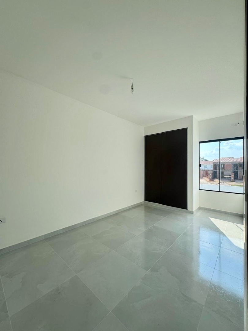 Casa en Entre 8vo y 9no anillo Norte en Santa Cruz de la Sierra 4 dormitorios 3 baños 2 parqueos Foto 4