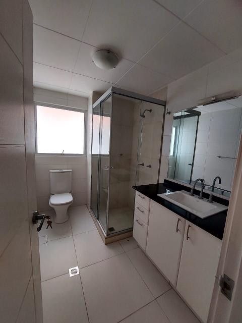 Departamento en Los Pinos en La Paz 3 dormitorios 3 baños 2 parqueos Foto 5