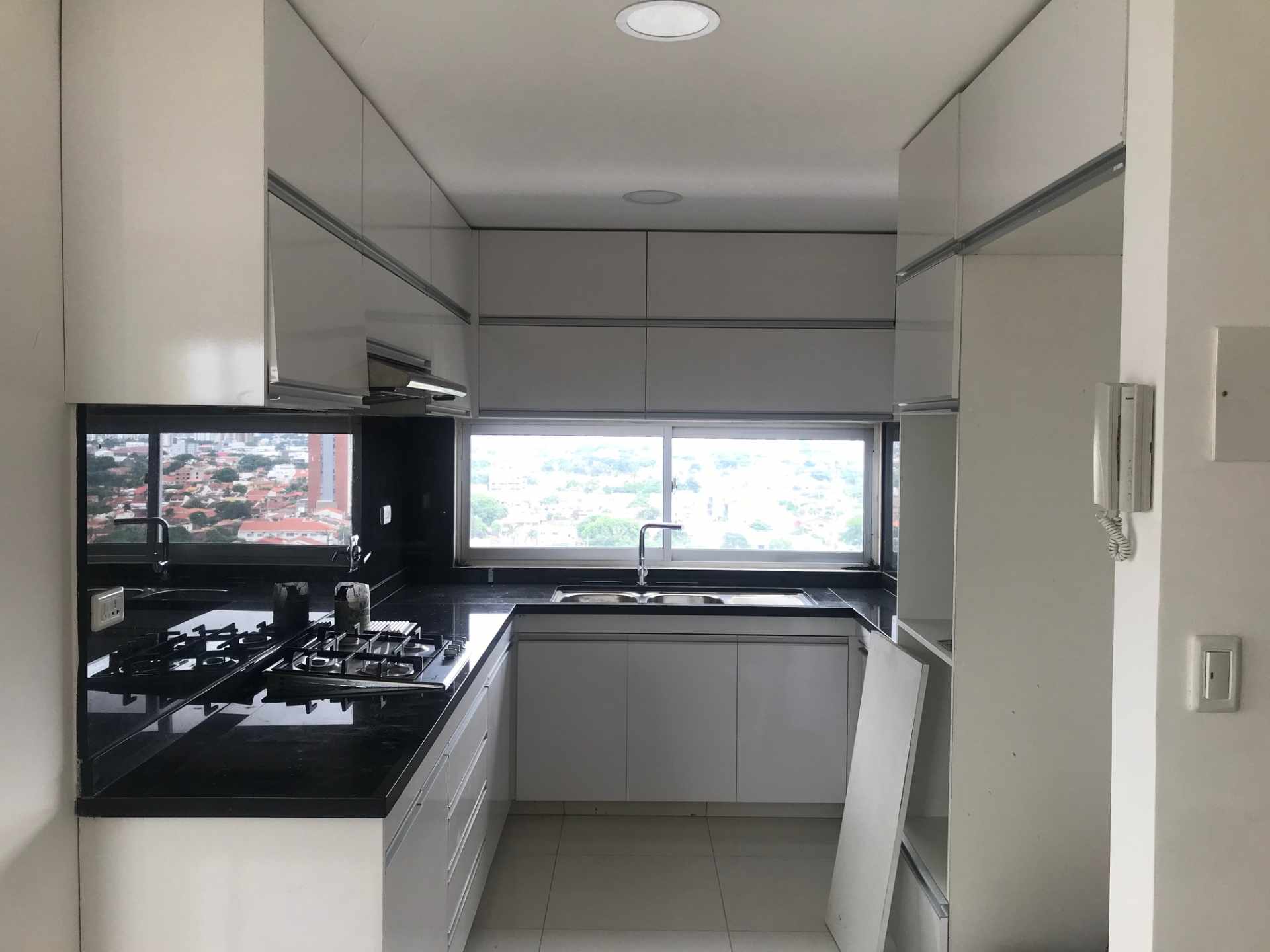 Oficina Torre Rubí [Av. Beni y 4to. Anillo], Oficina amplia dúplex en alquiler, con parqueo techado. 
[700$us. Facturado, Expensas incluidas] Apto para oficinas de bajo tráfico.  Foto 10