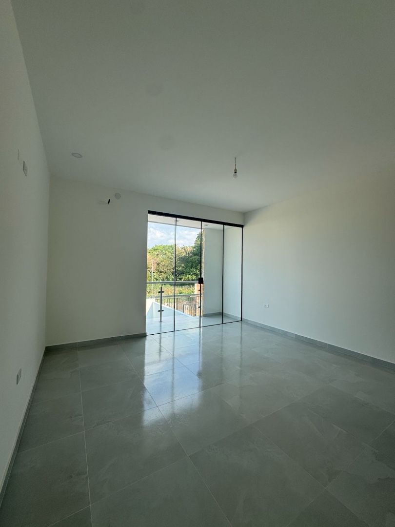 Casa en Entre 8vo y 9no anillo Norte en Santa Cruz de la Sierra 4 dormitorios 3 baños 2 parqueos Foto 6