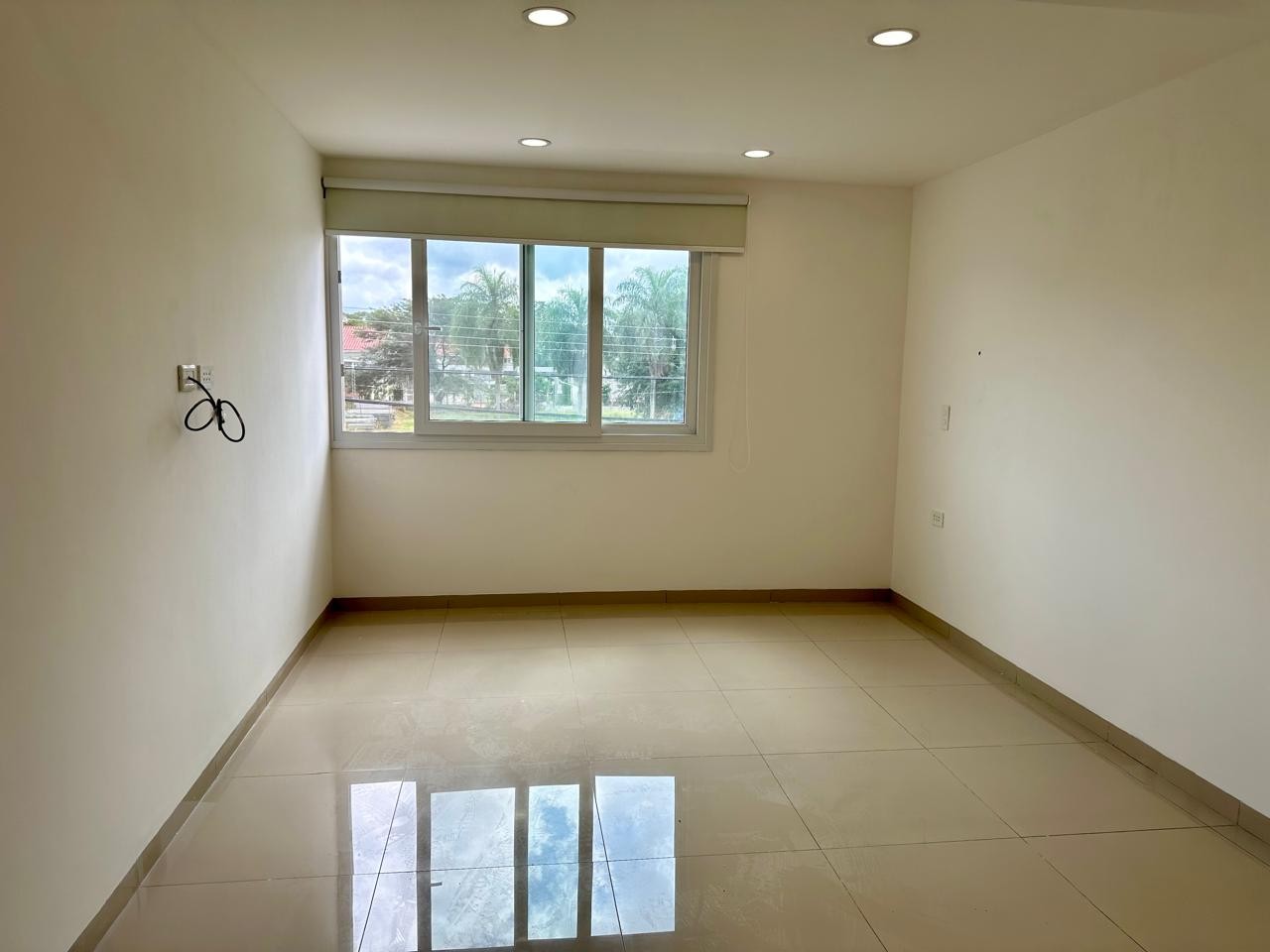 Casa en VentaEn Venta Hermosa Casa de 4 Dormitorios en Condominio en Av. Piraí Zona de Condominios Foto 13