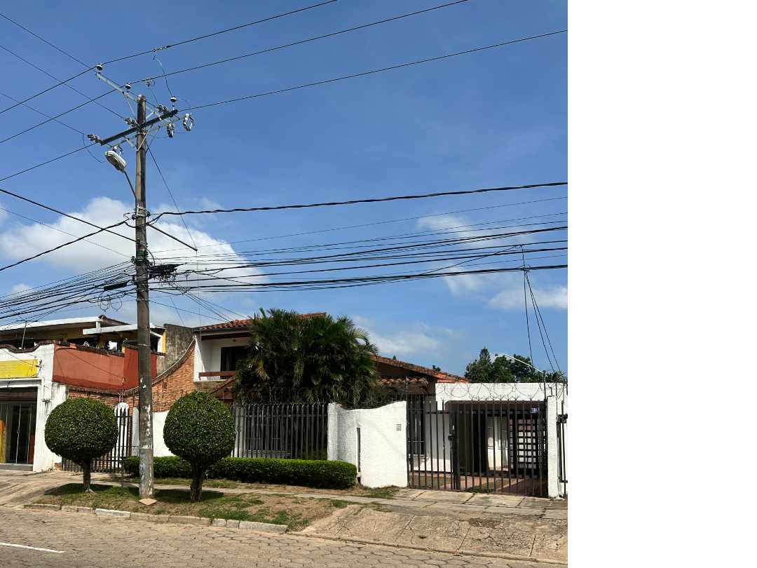 Casa en Alquiler[CASA INDEPENDIENTE EN ALQUILER PARA OFICINAS O VIVIENDA PET FRIENDLY | SOBRE AV. RADIAL 27, entre 3er. y 4to. Anillo] 3 dormitorios 2 baños 3 parqueos Foto 1