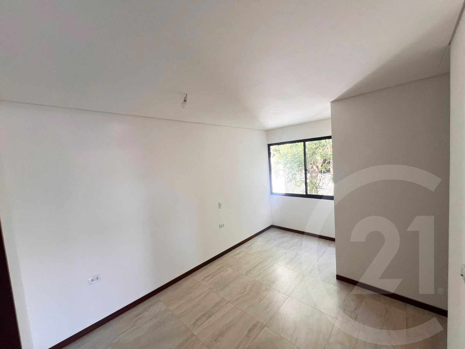 Departamento en Entre 2do y 3er anillo Este en Santa Cruz de la Sierra 2 dormitorios 3 baños  Foto 5