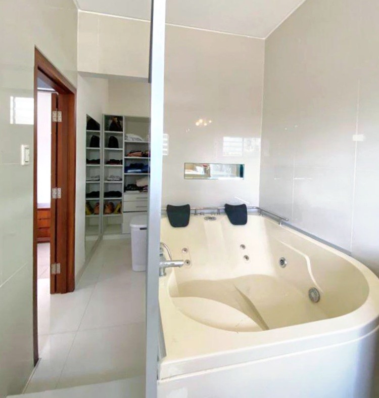 Casa en AnticréticoANTICRETICO
Zona Norte
Av. Alemana 2do y 3er anillo 4 dormitorios 4 baños 4 parqueos Foto 15