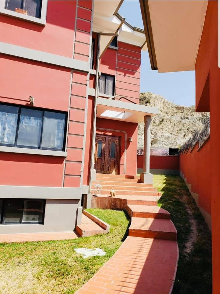 Casa en Mallasilla en La Paz 4 dormitorios 6 baños 6 parqueos Foto 2