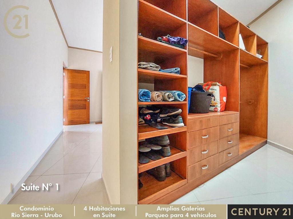 Casa en Urubó en Santa Cruz de la Sierra 4 dormitorios 5 baños 4 parqueos Foto 17