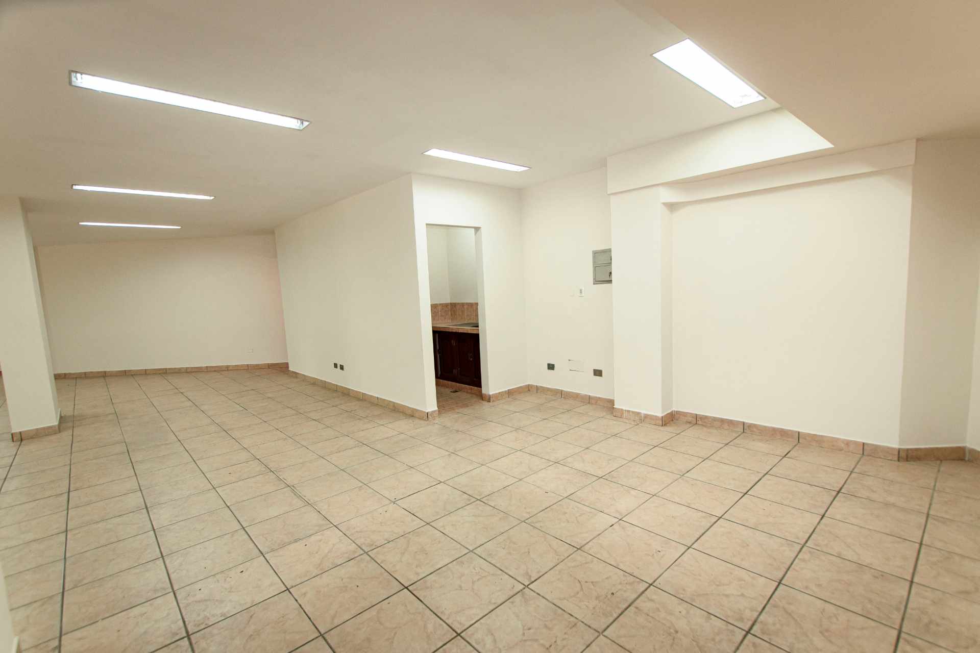 Local comercial en AlquilerAv. Ballivian, Prado - Edif. Torres del Sol - Centro - Cochabamba  2 baños  Foto 14