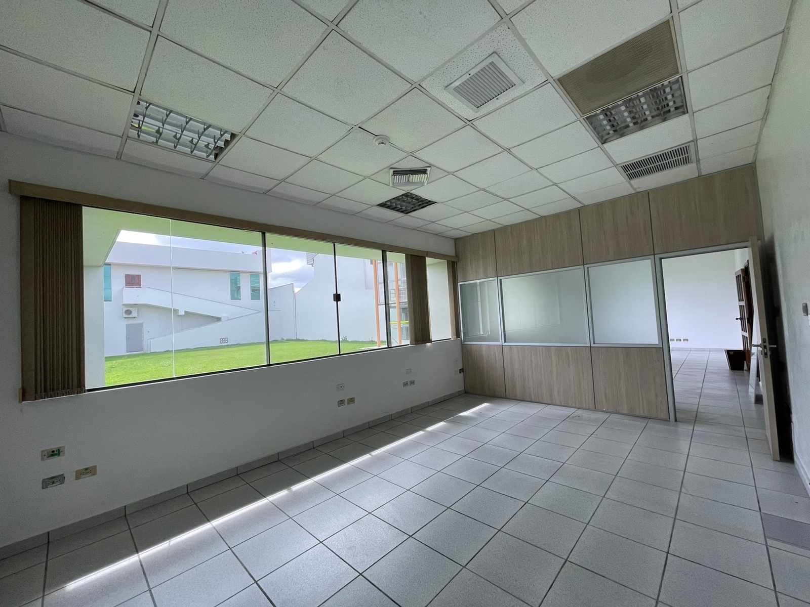 Local comercial en Entre 4to y 5to anillo Oeste en Santa Cruz de la Sierra  10 baños  Foto 10