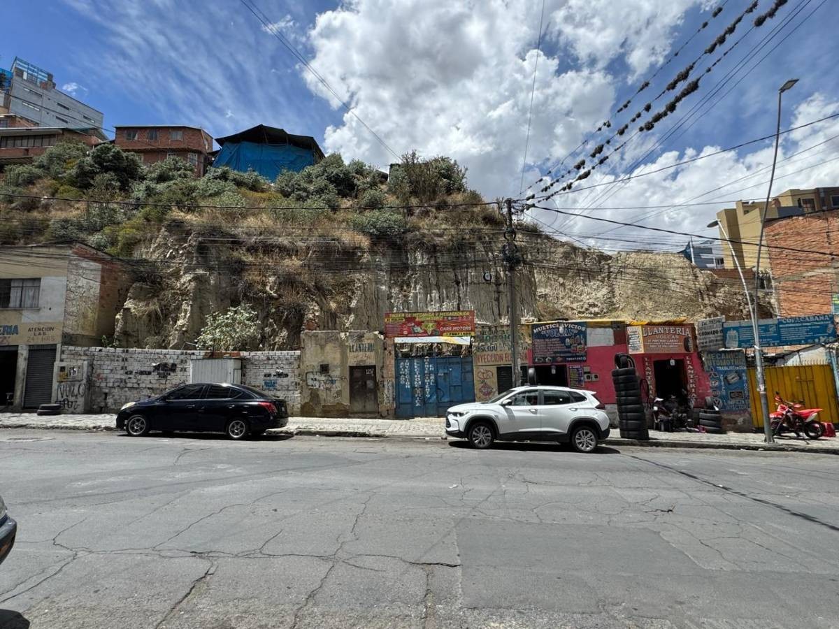 Terreno en VentaMIRAFLORES, AV. SAAVEDRA Foto 2