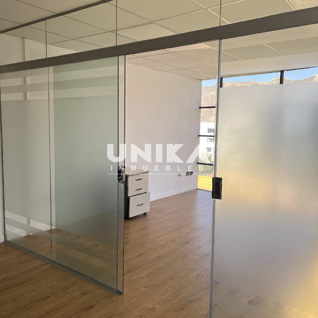 Oficina en AlquilerAMPLIA OFICINA SOLEADA EN LA MEJOR UBICACIÓN , ASCENSOR PRIVADO 4 AMBIENTES , SALA DE REUNIÓN. Foto 3