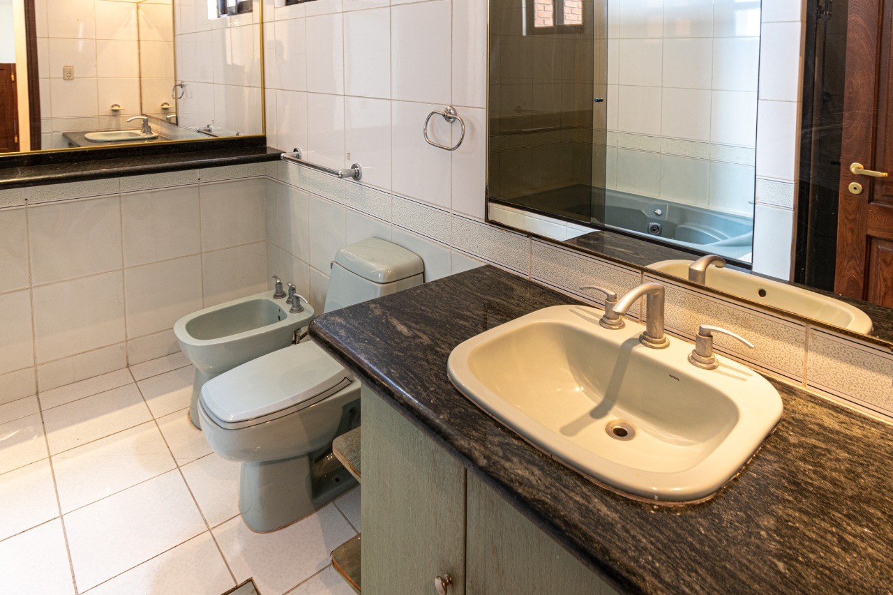 Departamento en VentaCONDOMINIO ARANJUEZ 
En pleno corazón empresarial Av. San Martín esquina calle I Este. 4 dormitorios 3 baños 2 parqueos Foto 6