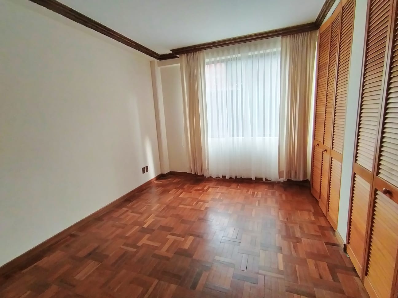 Departamento en AlquilerLos Pinos, frente a Impuestos Nacionales, zona los nuevos Pinos 3 dormitorios 4 baños 1 parqueos Foto 3