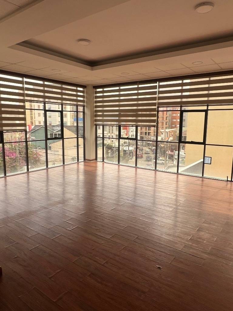 Oficina en AlquilerSAN MIGUEL, CALLE GABRIEL RENÉ MORENO 4 dormitorios 2 baños  Foto 3