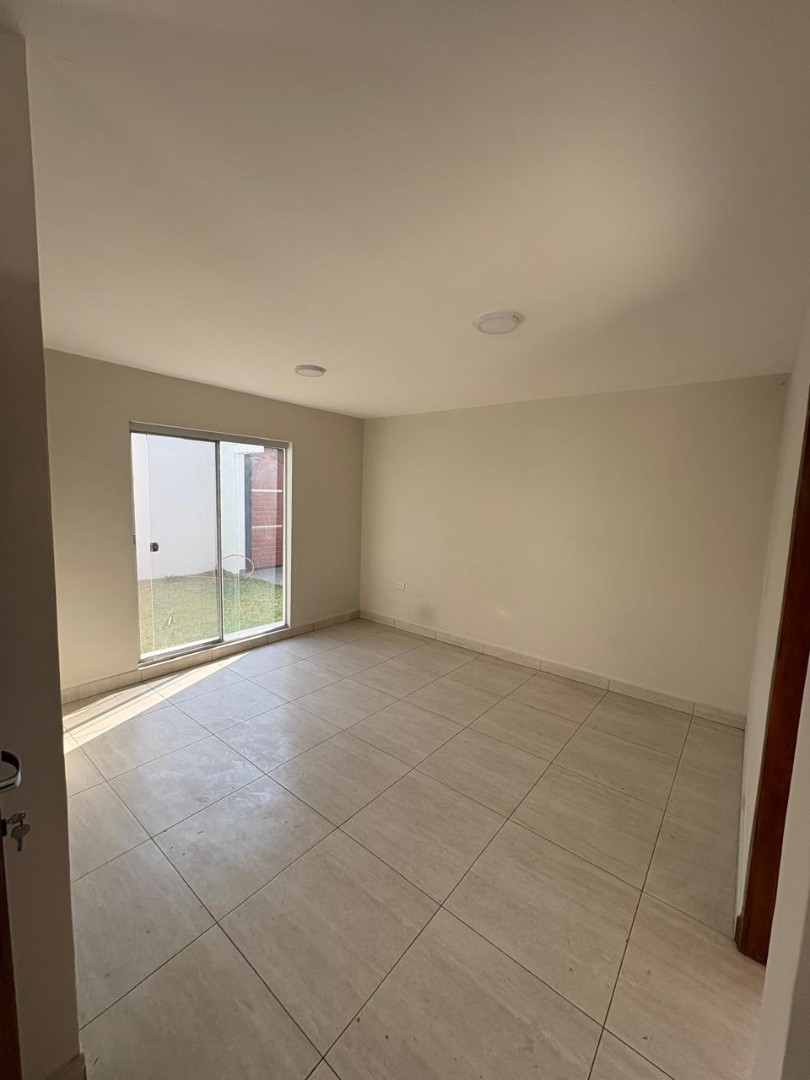 Casa en VentaZona norte, C/ Las Piñas, en plena esquina, entre  la Av. Mutualista y Alemana Foto 7