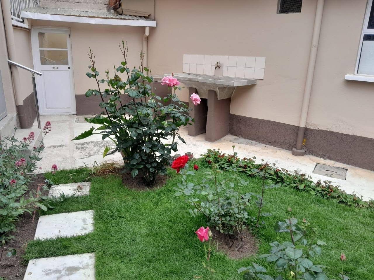 Casa en Alquiler
CASA IMPECABLE 
EN ALQUILER 3 dormitorios 2 baños 3 parqueos Foto 2