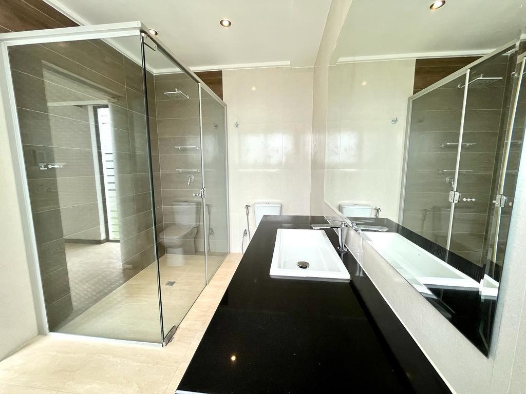 Casa en Entre 5to y 6to anillo Norte en Santa Cruz de la Sierra 4 dormitorios 4 baños 2 parqueos Foto 8