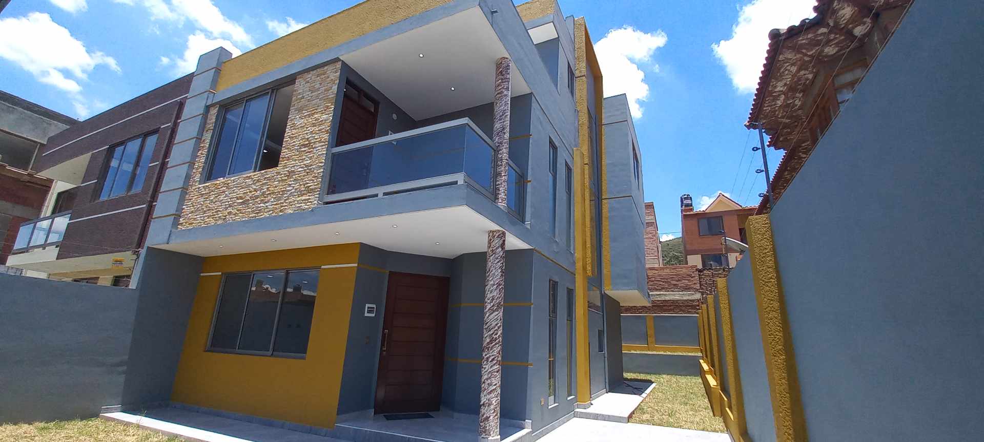Casa en VentaInmediaciones Campo Ferial y Country Club, OTB Exaltación, en pasaje cerrado, Urbanización La Rinconada, Zona Alalay 4 dormitorios 5 baños 3 parqueos Foto 2