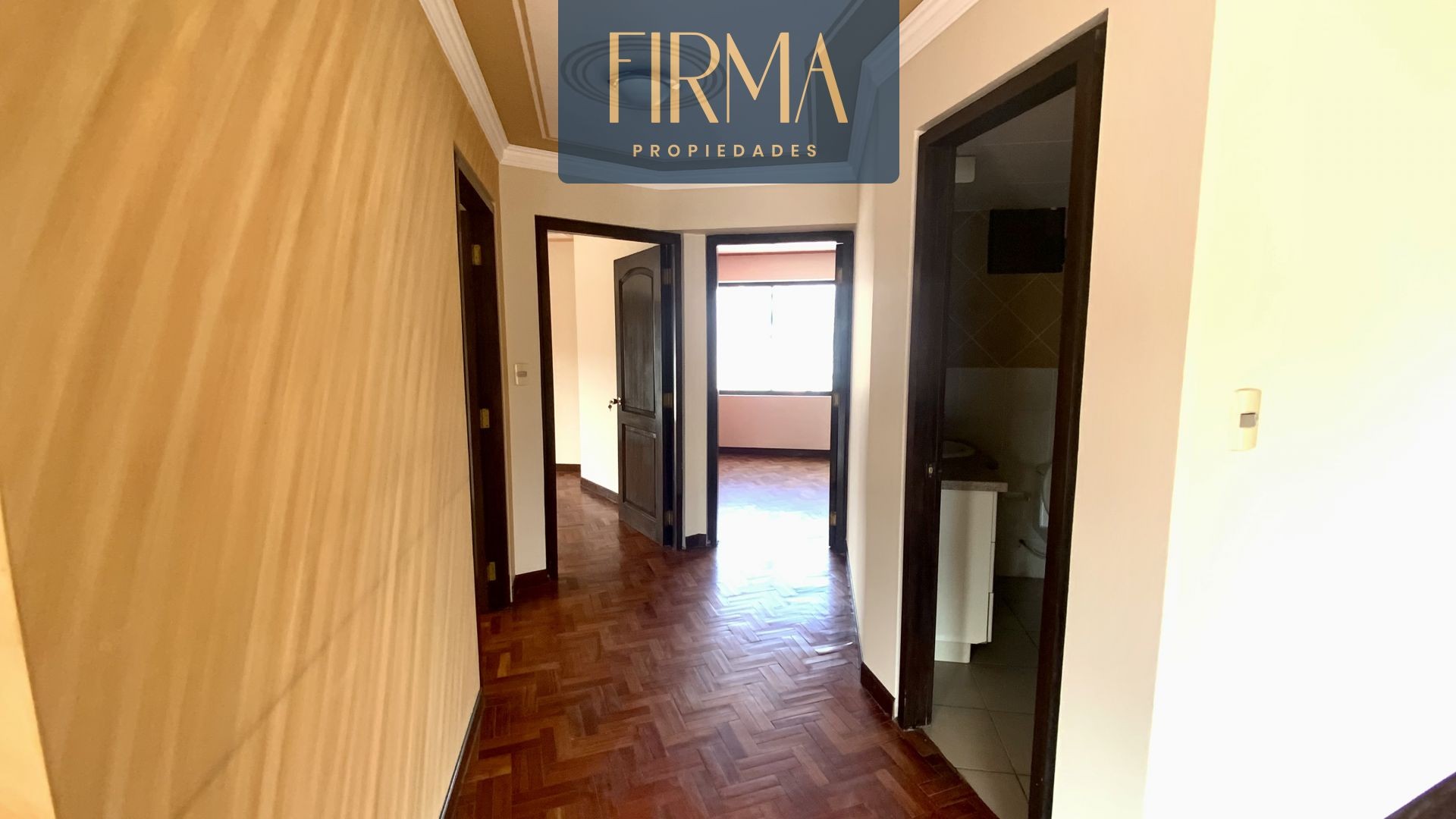 Departamento en VentaCOMPRA ESTE AMPLIO Y CÉNTRICO DEPARTAMENTO EN MIRAFLORES 5 dormitorios 4 baños 1 parqueos Foto 8