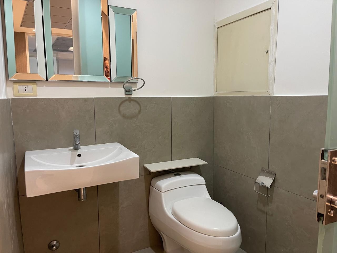 Oficina en Alquiler★¿Está Buscando más Prestigio para su Empresa? ★ Esta oficina en la Torre Dúo, es la solución. Foto 7