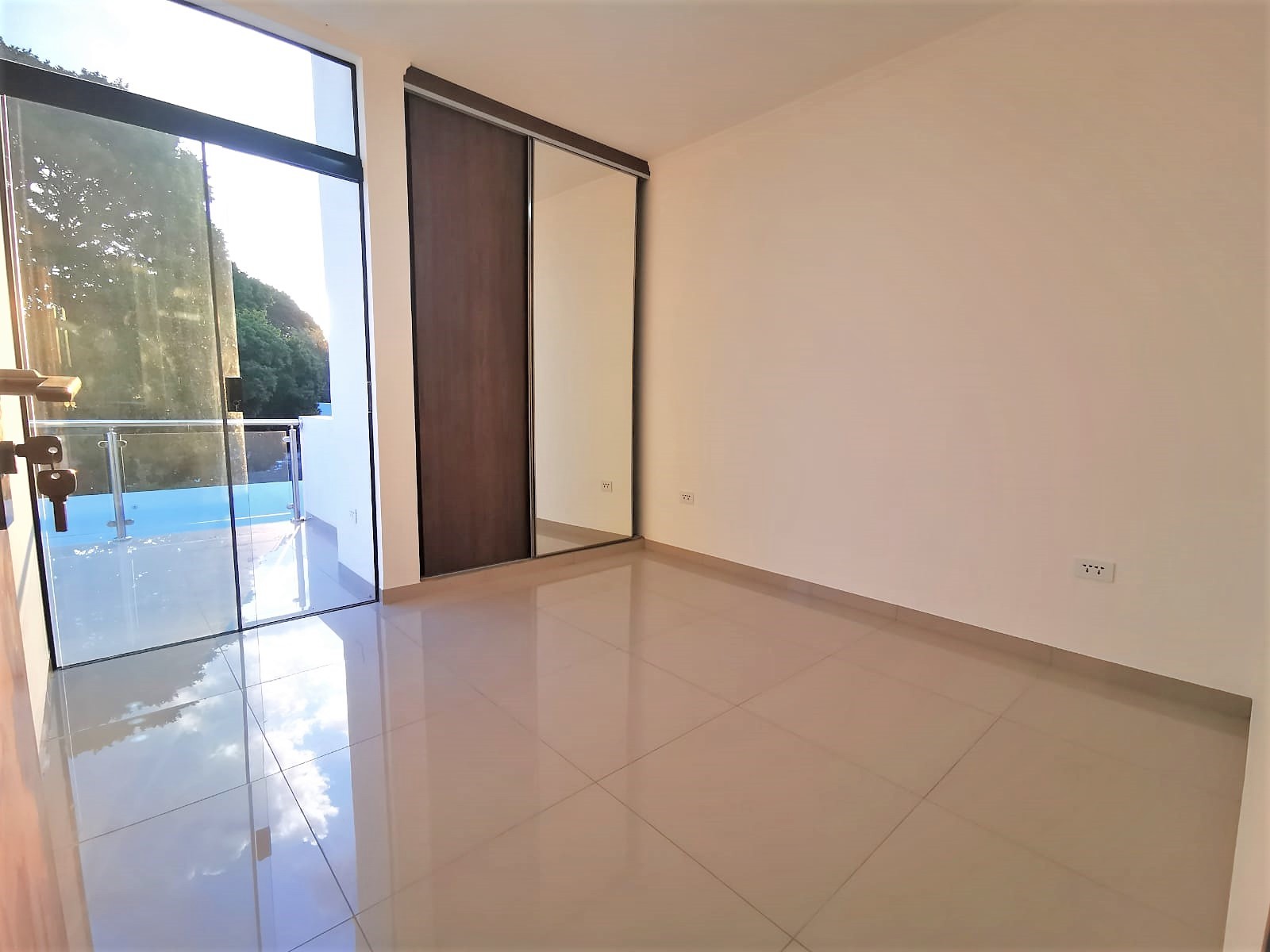 Casa en VentaAV. BANZER - CONDOMINIO CASA DE  CAMPO 4 dormitorios 4 baños 2 parqueos Foto 17