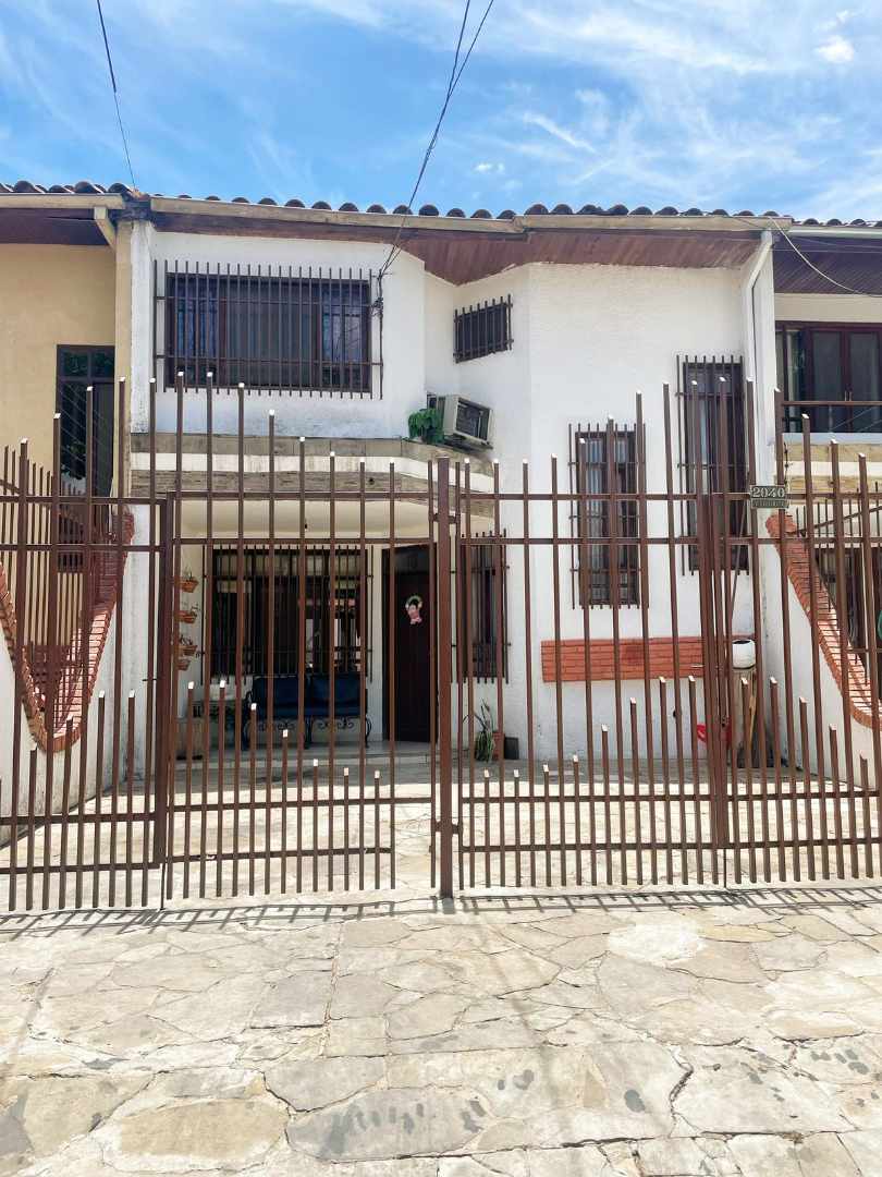 Casa en Entre 2do y 3er anillo Norte en Santa Cruz de la Sierra 4 dormitorios 5 baños 2 parqueos Foto 1