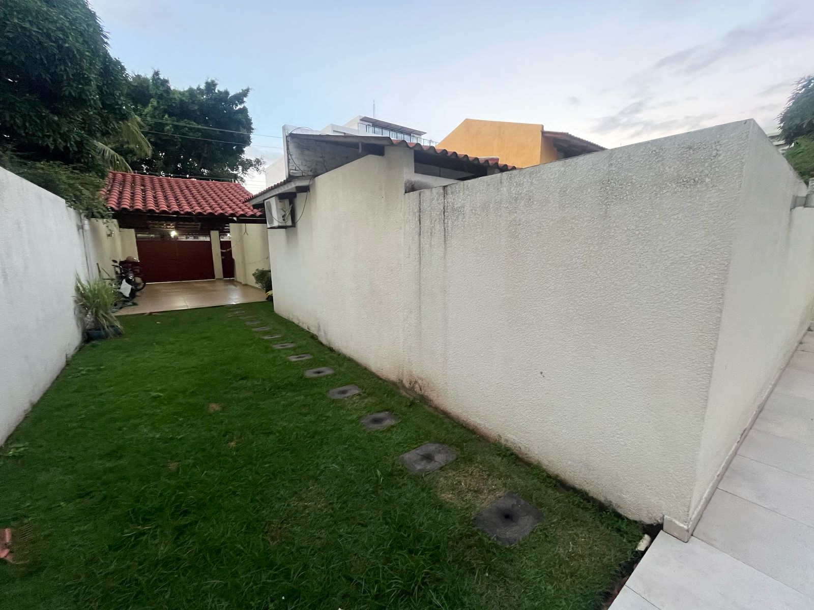 Casa en VentaZONA NORTE Y AV. BENI. 4TO ANILLO! 4 dormitorios 4 baños 3 parqueos Foto 3