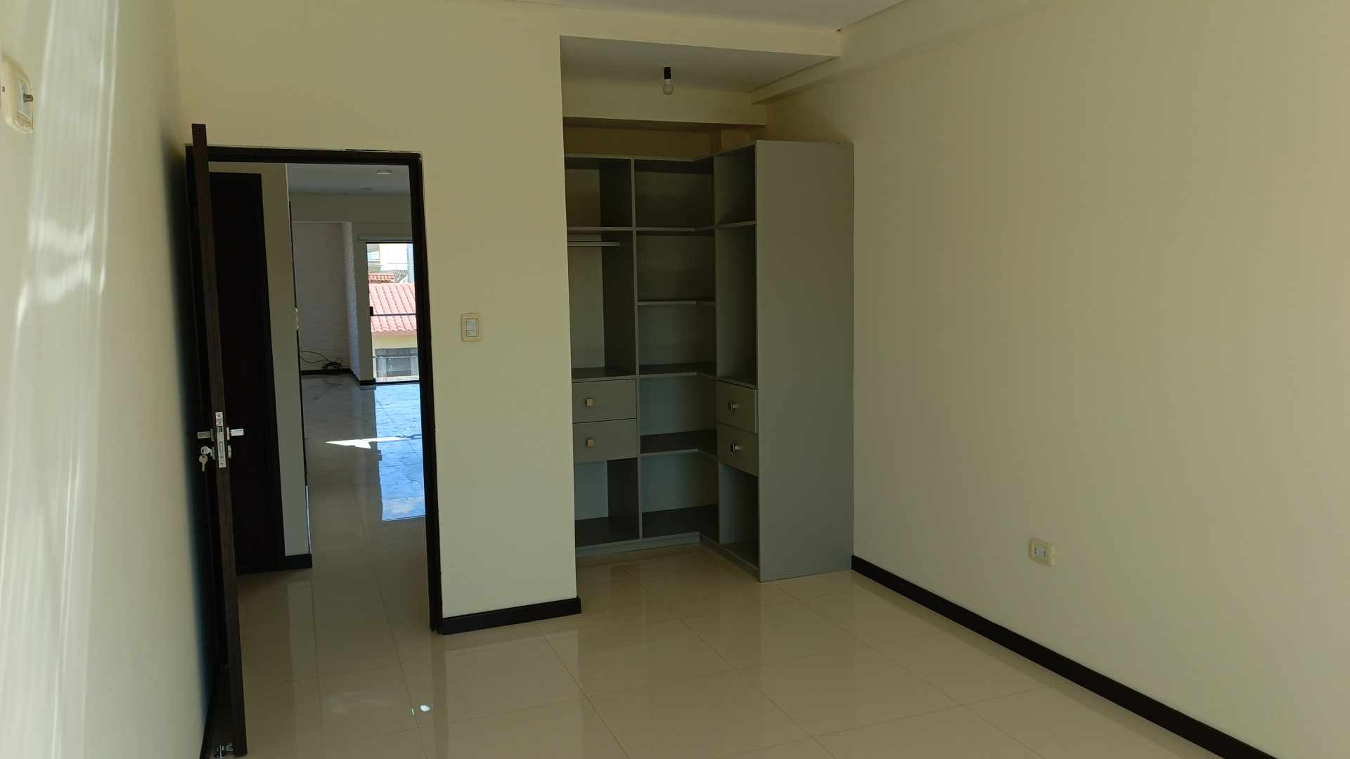 Departamento AVENIDA ALEMANA Y TERCER ANILLO EXTERNO .. Calle Angel Roca 3035 Foto 10