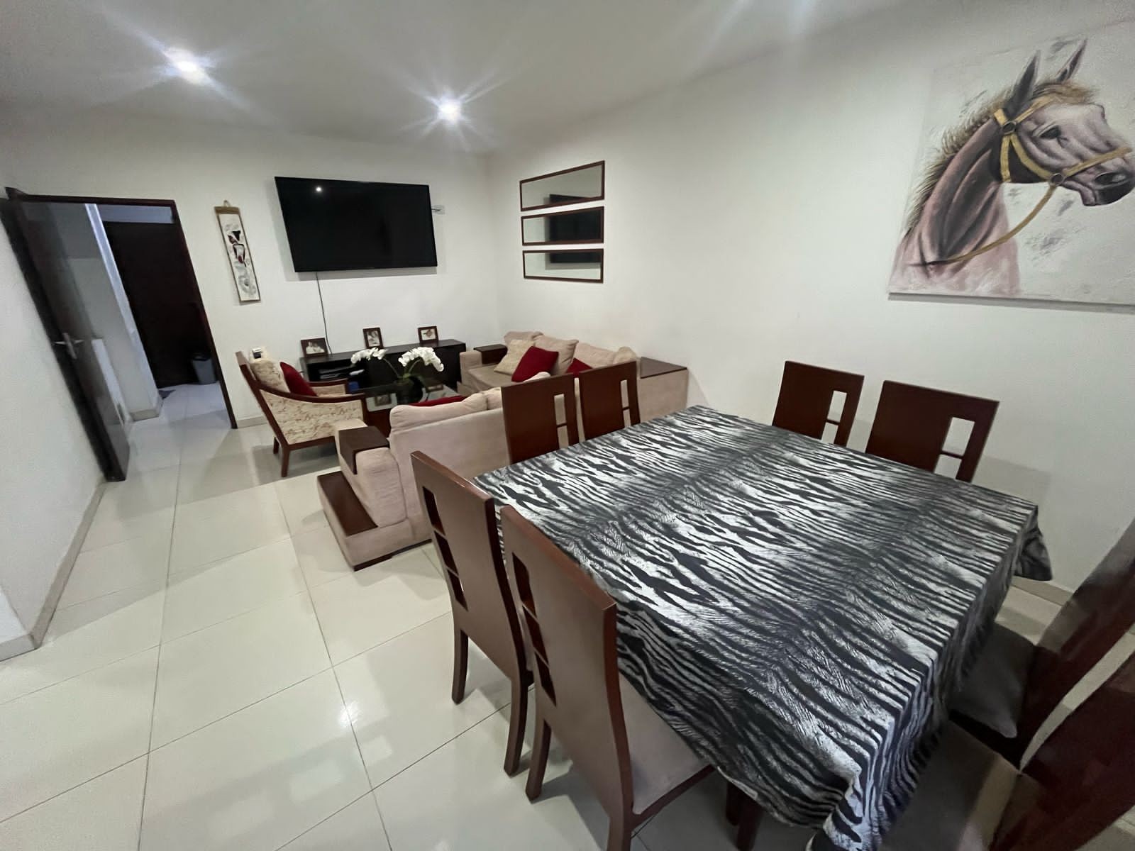 Casa en VentaZONA NORTE Y AV. BENI. 4TO ANILLO! 4 dormitorios 4 baños 3 parqueos Foto 4