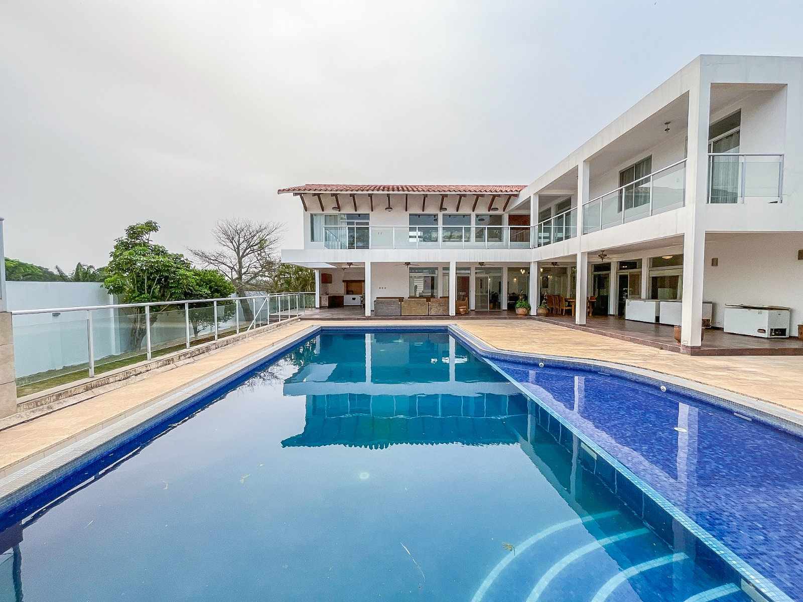 Casa en VentaHERMOSA CASA EN VILLA BONITA, CON UNA ESPECTACULAR PISCINA Y TODO LO QUE SOÑAS PARA TU FAMILIA 

 5 dormitorios 6 baños 3 parqueos Foto 17