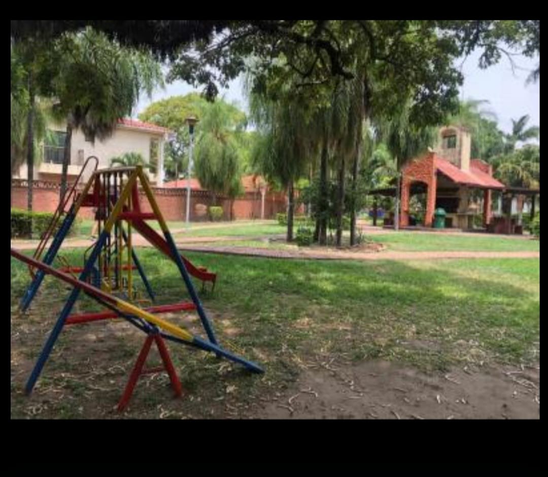 Casa en Entre 6to y 7mo anillo Este en Santa Cruz de la Sierra 4 dormitorios 5 baños 1 parqueos Foto 14