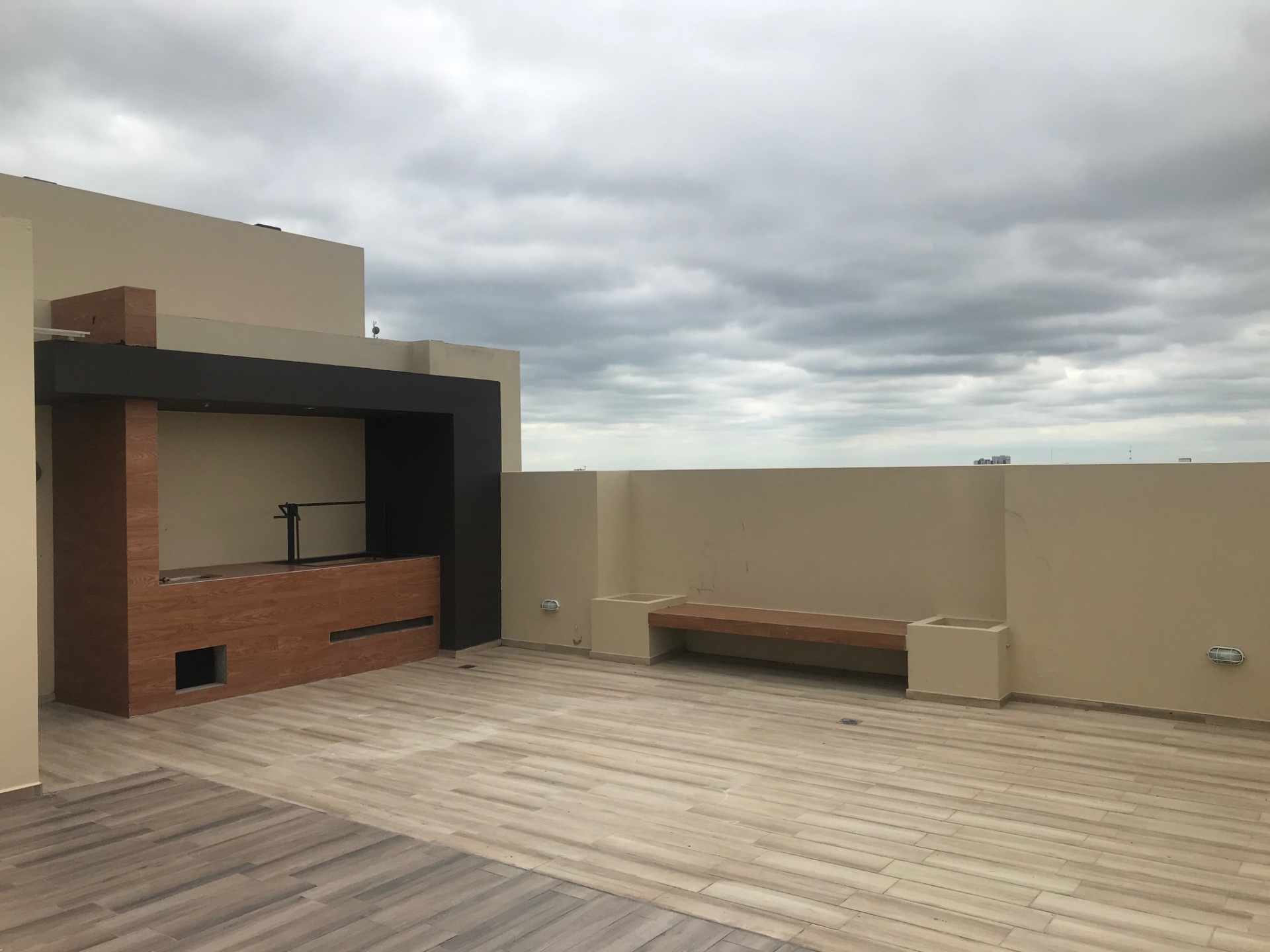 Oficina Torre Rubí [Av. Beni y 4to. Anillo], Oficina amplia dúplex en alquiler, con parqueo techado. 
[700$us. Facturado, Expensas incluidas] Apto para oficinas de bajo tráfico.  Foto 3