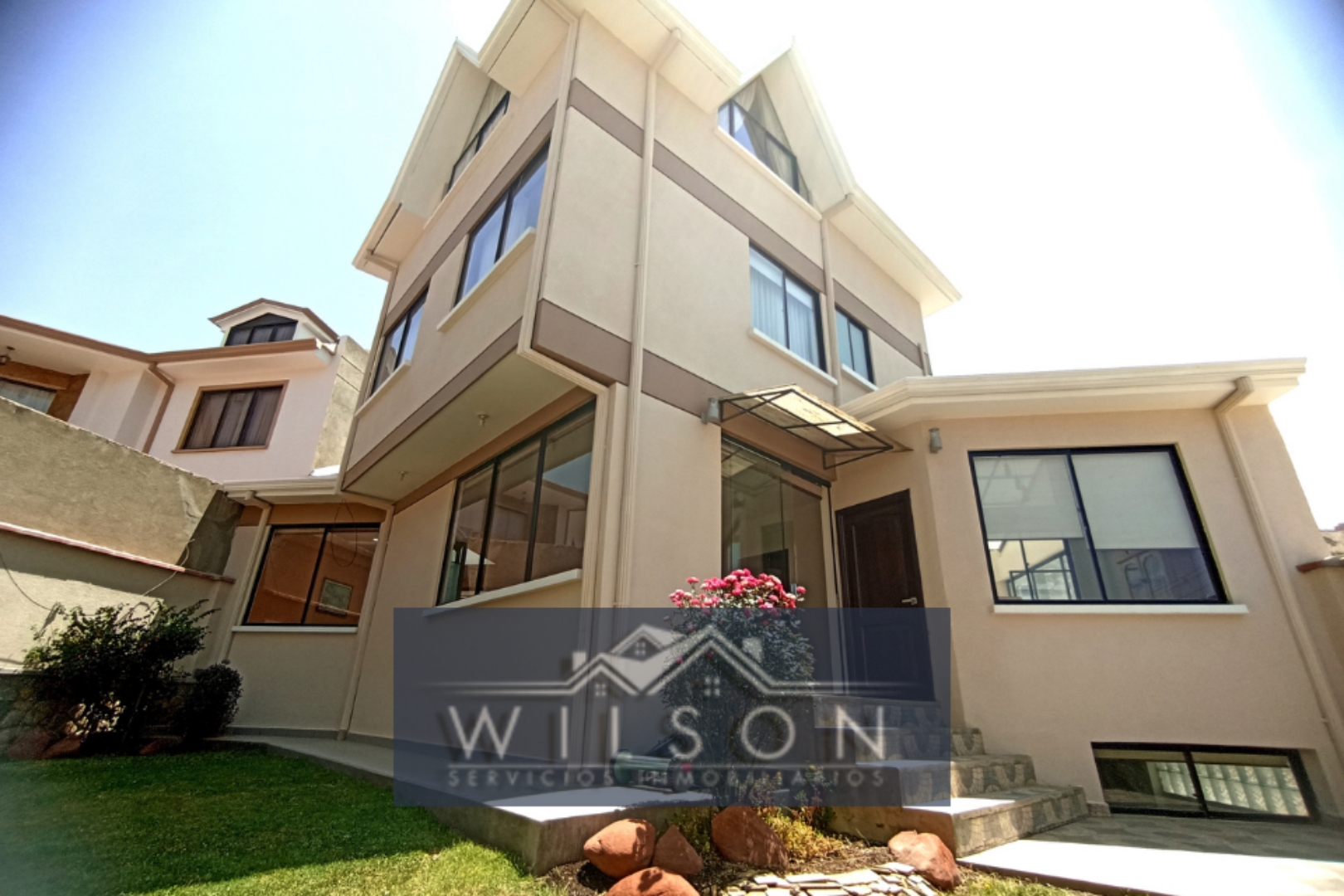 Casa en VentaACHUMANI LOMAS DE ACHUMANI  3 dormitorios 4 baños 2 parqueos Foto 1