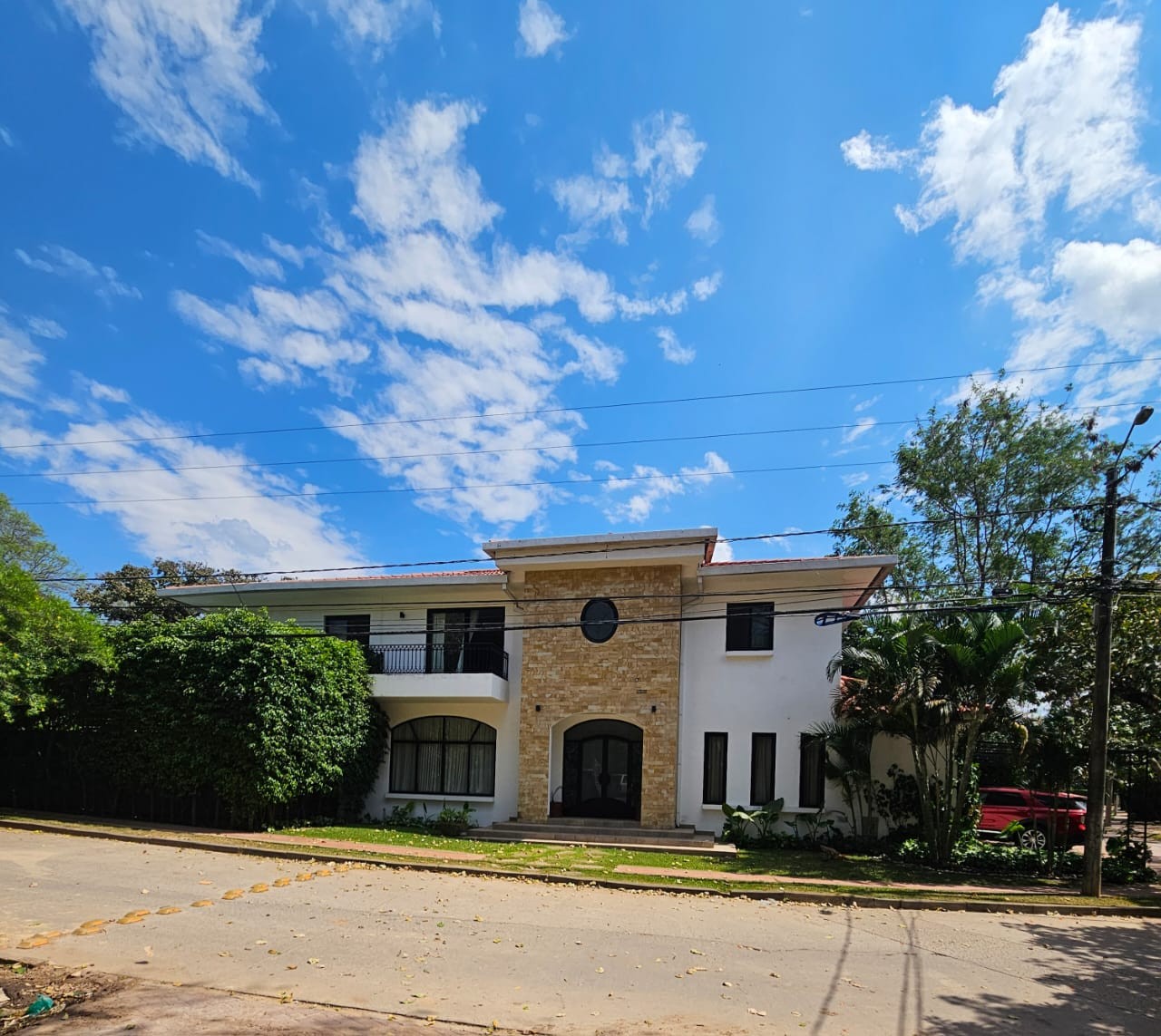Casa en VentaCondominio La Floresta, Av. Pirai entre 4to y 5to anillo Foto 1