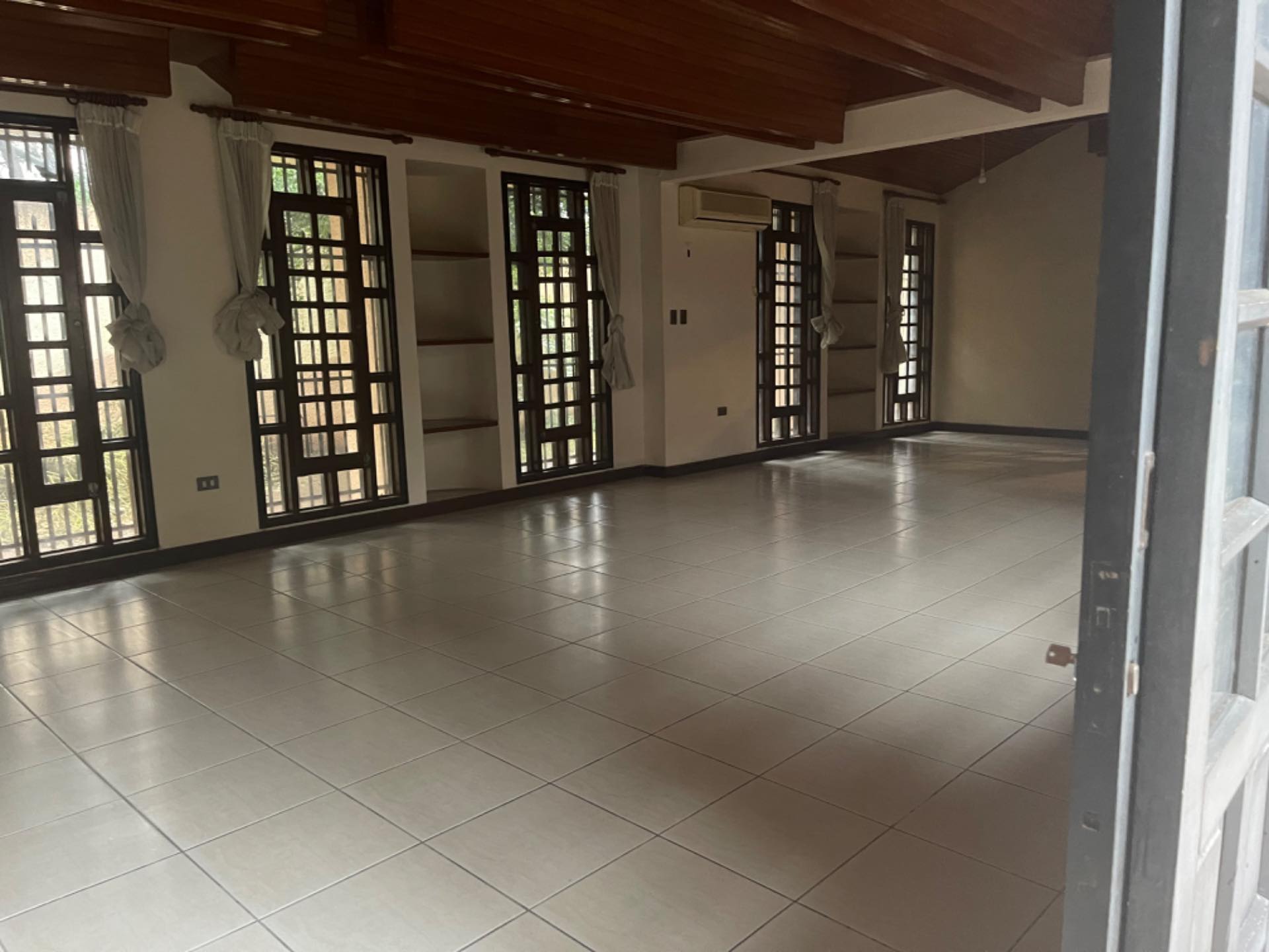 Casa Av Los Cusis zona Norte entre Beni y Banzer Foto 11