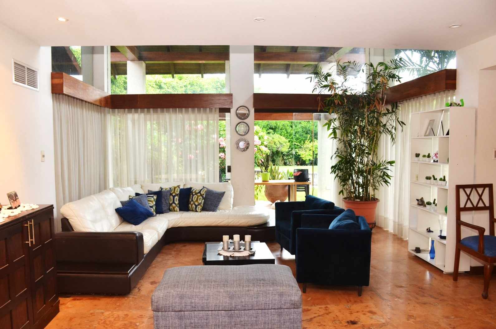 Casa en Entre 2do y 3er anillo Norte en Santa Cruz de la Sierra 5 dormitorios 4 baños 2 parqueos Foto 20