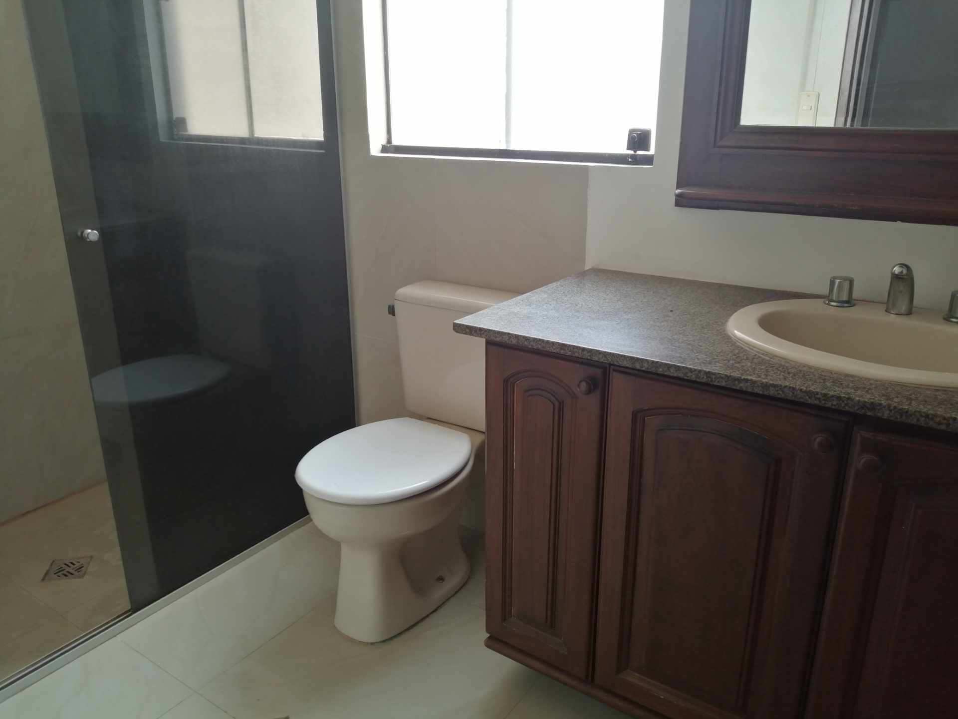 Casa en Entre 5to y 6to anillo Norte en Santa Cruz de la Sierra 4 dormitorios 3 baños 3 parqueos Foto 6