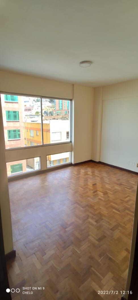 Departamento en VentaEdificio Aspiazu, zona Sopocachi. Av. 20 de Octubre esquina calle Aspiazu. 3 dormitorios 2 baños  Foto 3