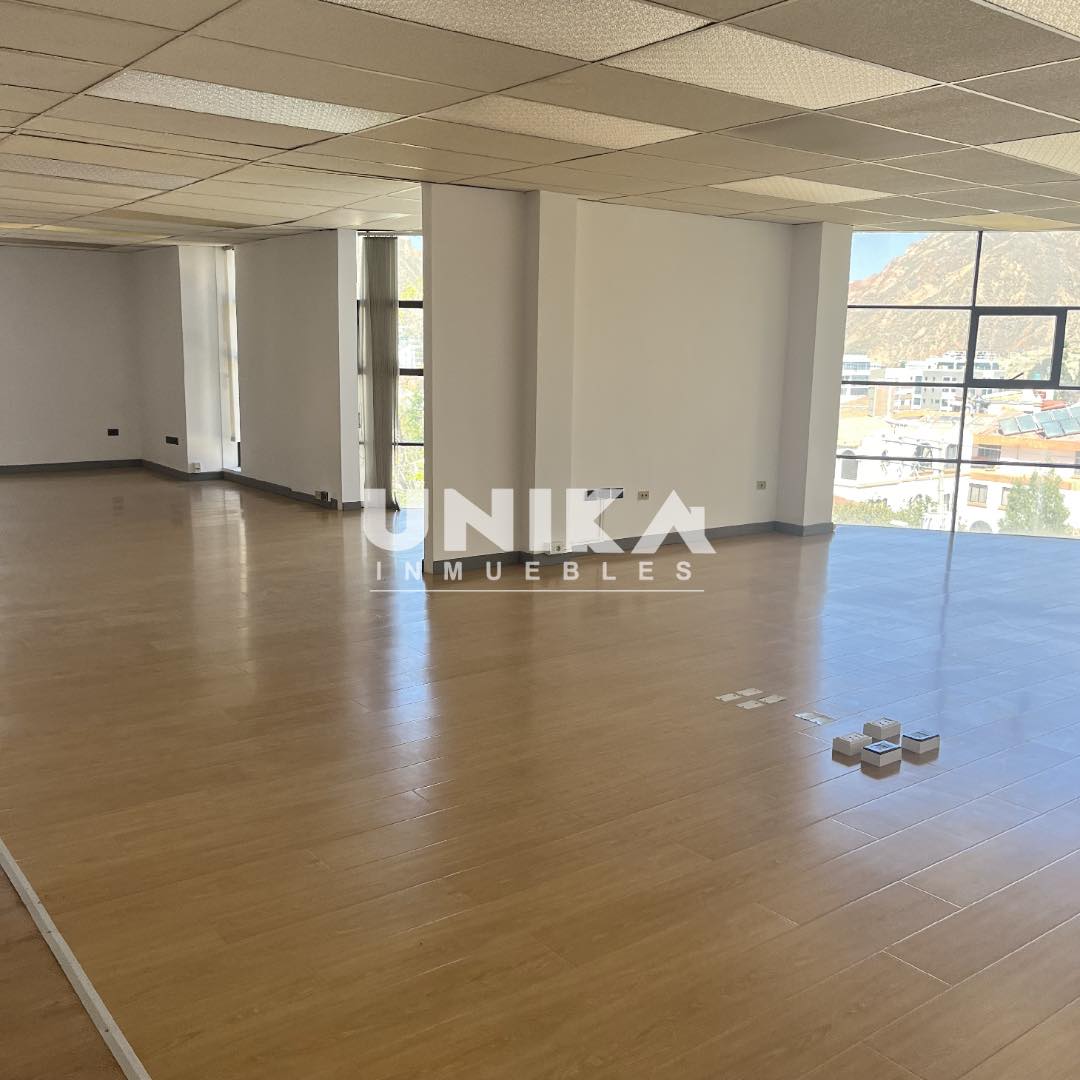 Oficina en AlquilerAMPLIA OFICINA SOLEADA EN LA MEJOR UBICACIÓN , ASCENSOR PRIVADO 4 AMBIENTES , SALA DE REUNIÓN. Foto 14