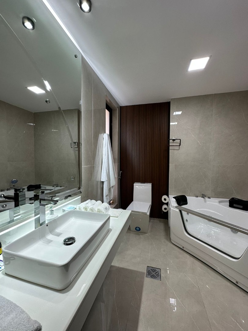 Departamento en VentaEQUIPETROL !!!
EDIFICIO ARANJUEZ 
DEPARTAMENTO DE LUJO EN VENTA !! 3 dormitorios 4 baños 2 parqueos Foto 5