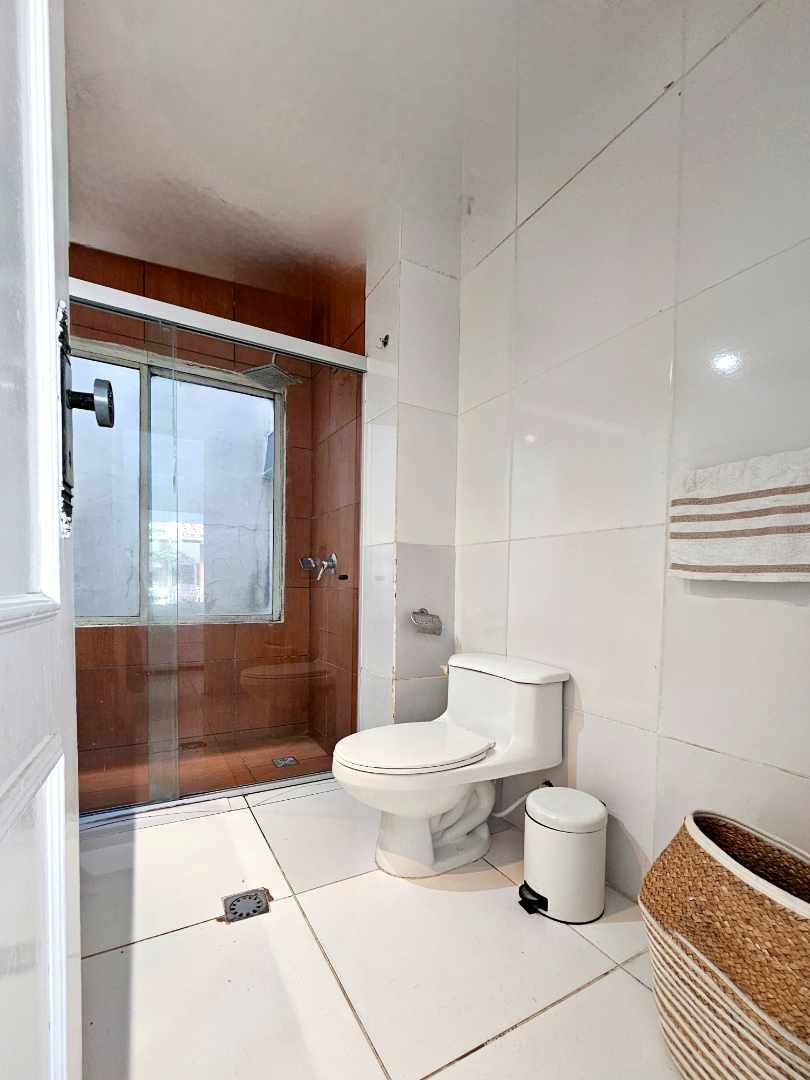 Casa en VentaZona Oeste
3er y 4to Anillo Av. PIRAÍ 
(Barrio Las Palmas) 4 dormitorios 4 baños 2 parqueos Foto 27