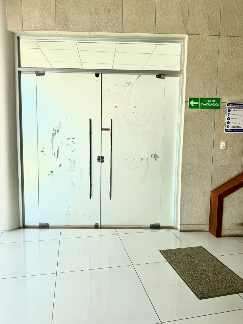 Local comercial en AlquilerAV. BANZER 8vo. anillo.  2 baños  Foto 2
