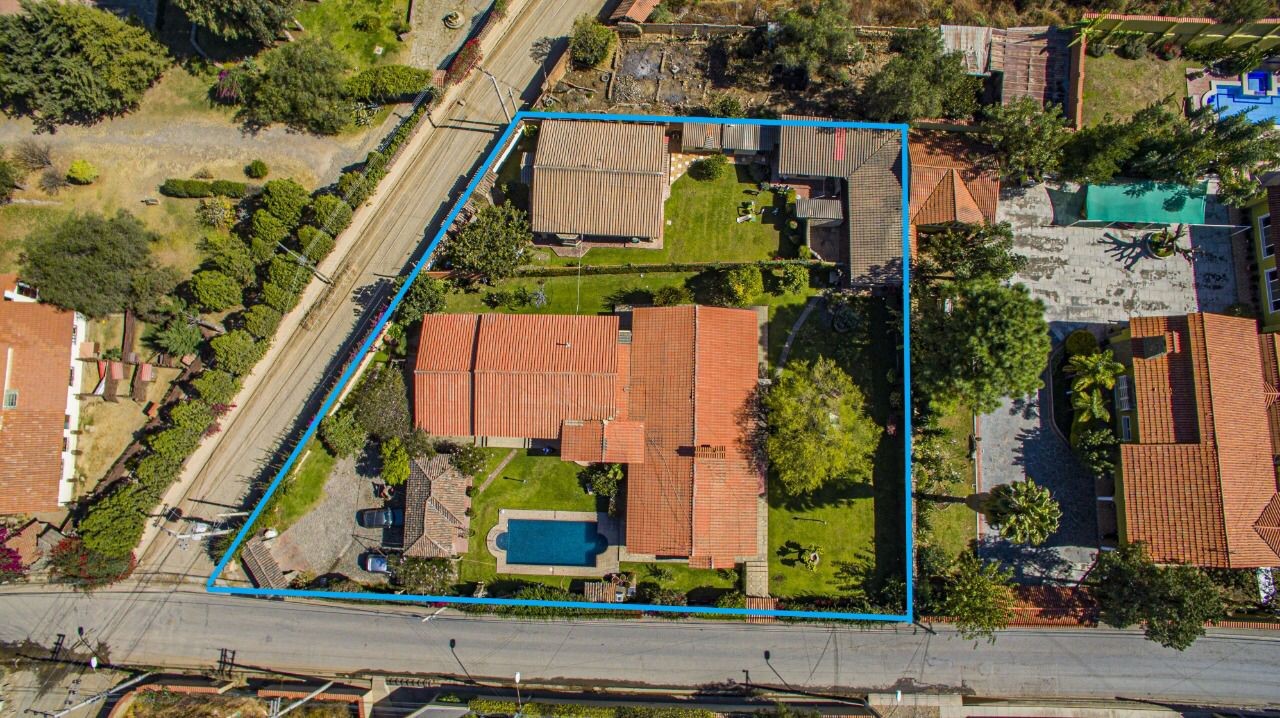 Casa en Tiquipaya en Cochabamba 7 dormitorios 7 baños 10 parqueos Foto 2