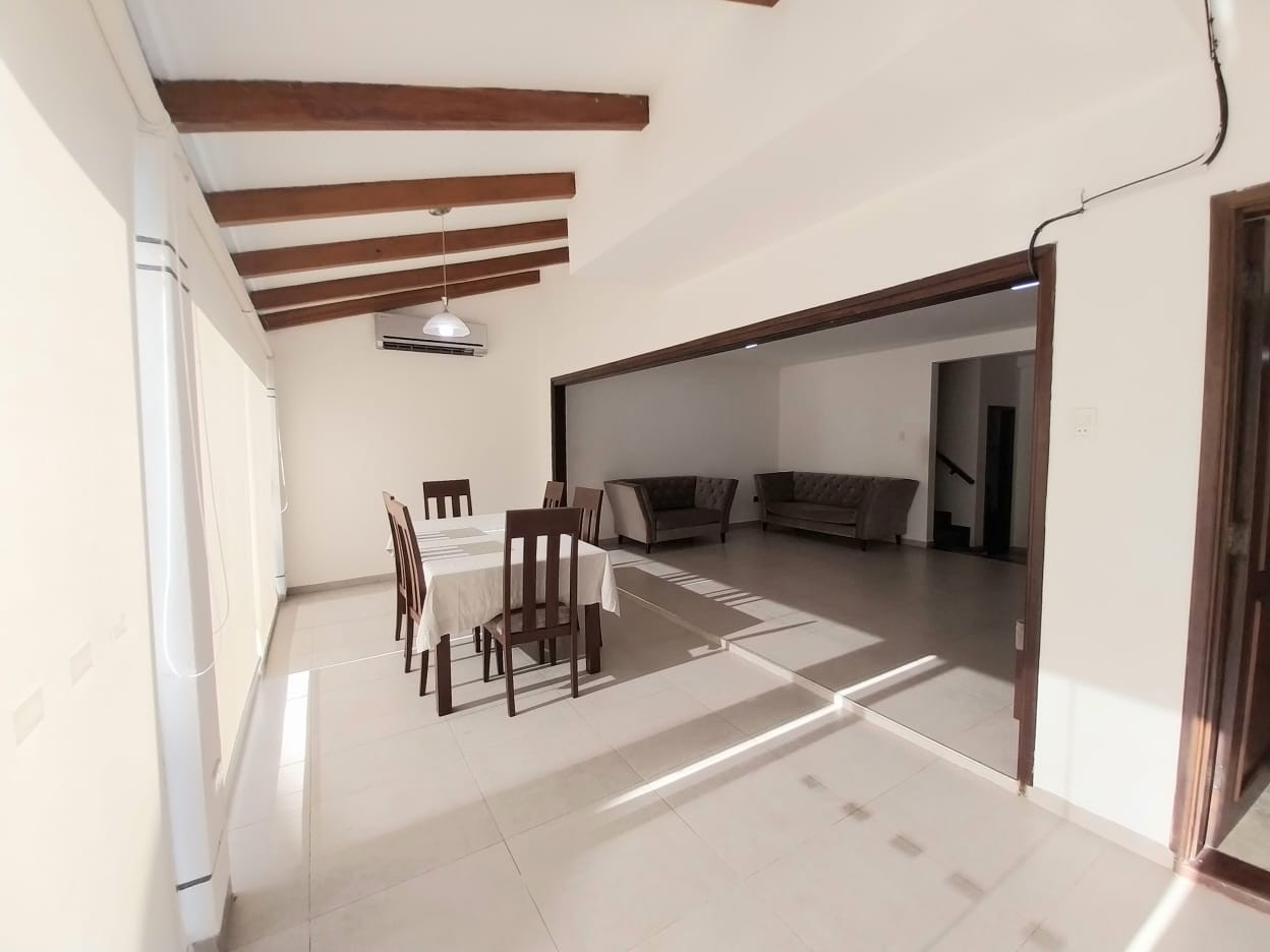 Casa en Alquiler📍 ZONA OESTE, BARRIO URBARÍ 4 dormitorios 4 baños 3 parqueos Foto 7
